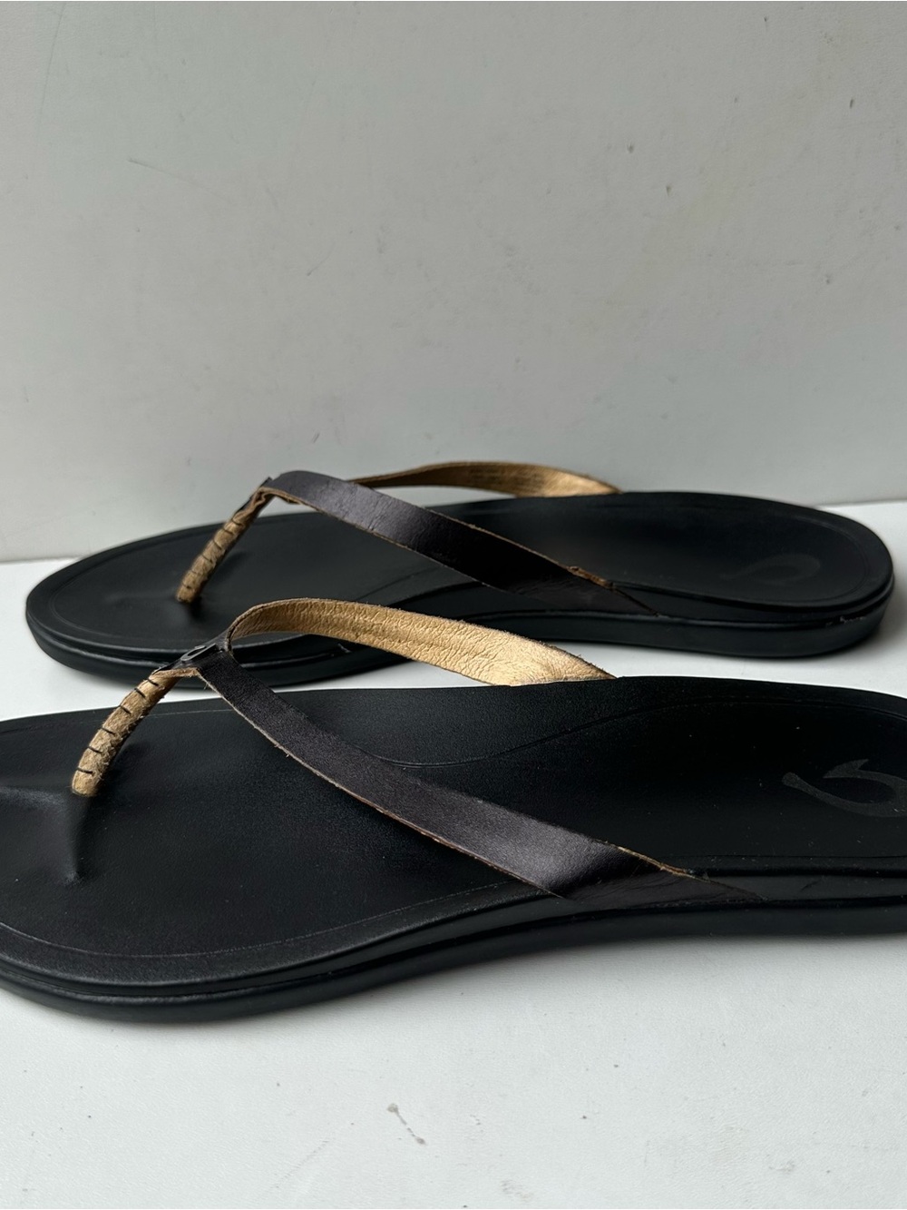OluKai Women’s Size 10 Black Leather Flip Flop Sandals Comfort Casual Beach - Picture 3 of 8
